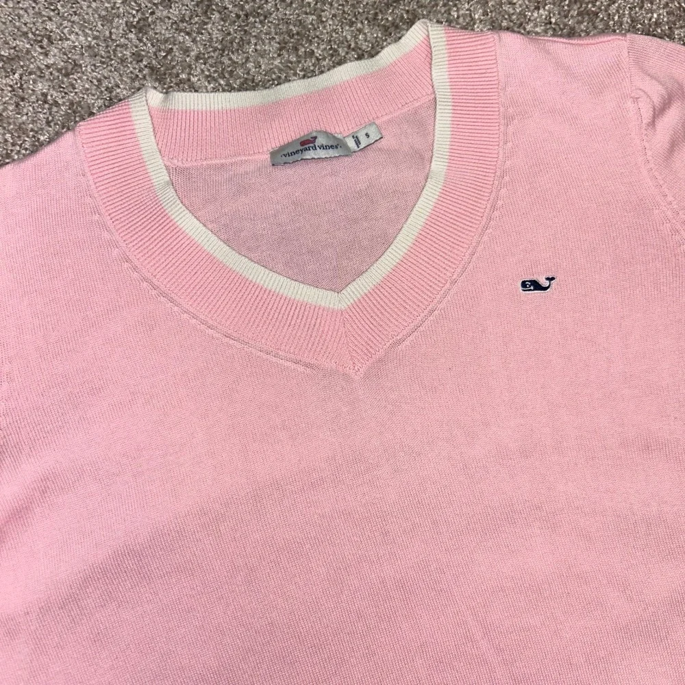 Vineyard Vines Women Small Pink V-Neck Sweater Ivory Trim Whale Logo Pullover